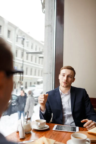 カフェで一杯のコーヒーでビジネス パートナーに話して自信を持って起業家 — ストック写真