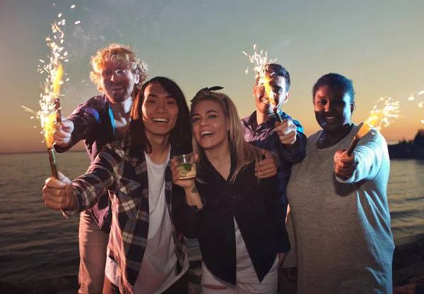 Heureux Amis Avec Des Étincelles Célébrant Occasion Bord Mer Dans — Photo