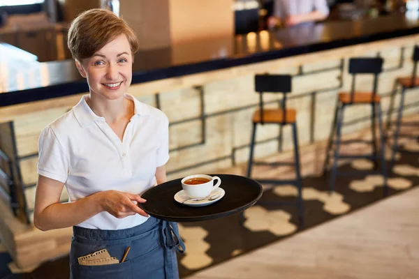 Portrait Une Serveuse Attirante Uniforme Regardant Caméra Avec Sourire Dents — Photo