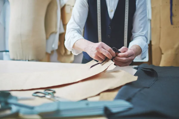 Primo Piano Sarti Mani Montaggio Modelli Abbigliamento Mentre Lavora Atelier — Foto Stock