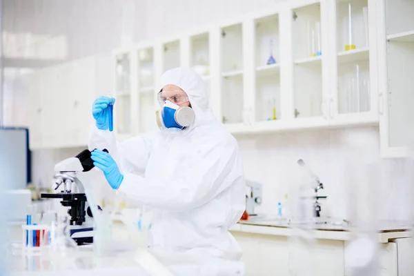 Chimiste Masculin Portant Respirateur Coverall Étudiant Liquide Toxique Microscope Intérieur — Photo