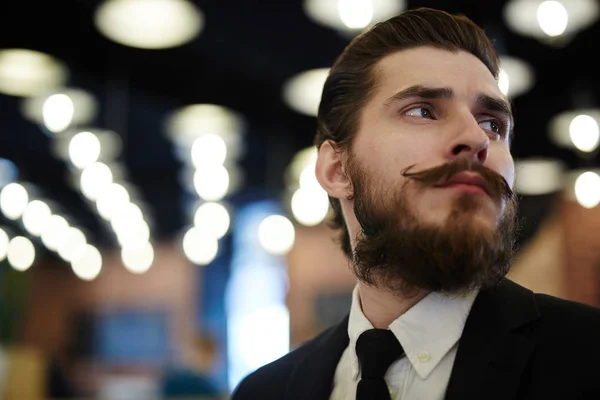 Posh Uomo Con Barba Baffi Sullo Sfondo Luci Notturne — Foto Stock