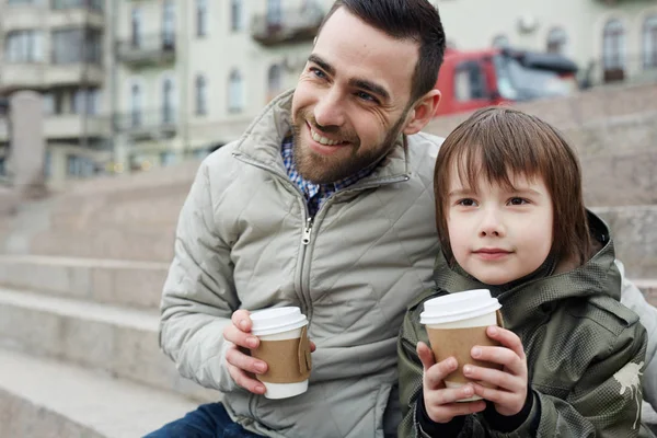 Aanhankelijk Vader Zoon Met Dranken — Stockfoto