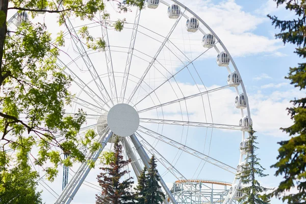 Bakgrundsbild Höga Glänsande Pariserhjul Modern Nöjespark — Stockfoto
