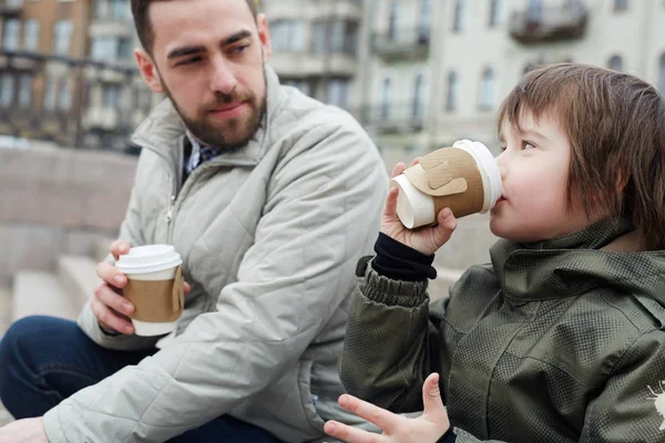 Küçük Çocuk Babası Tarafından Ile Açık Havada Sıcak Kahve Içme — Stok fotoğraf
