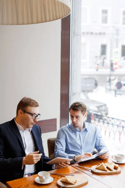 Twee Jonge Mannen Zoek Naar Baan Het Net Zittend Café — Stockfoto