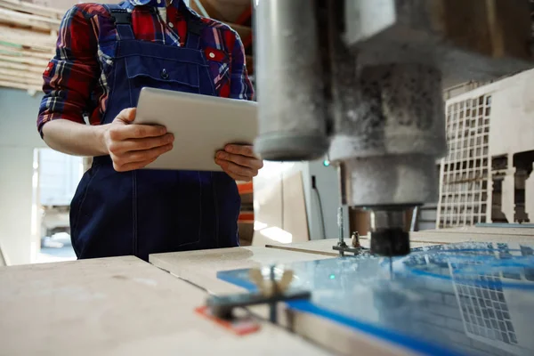 Mechaniker Uniform Sucht Technische Anleitungen Netz — Stockfoto