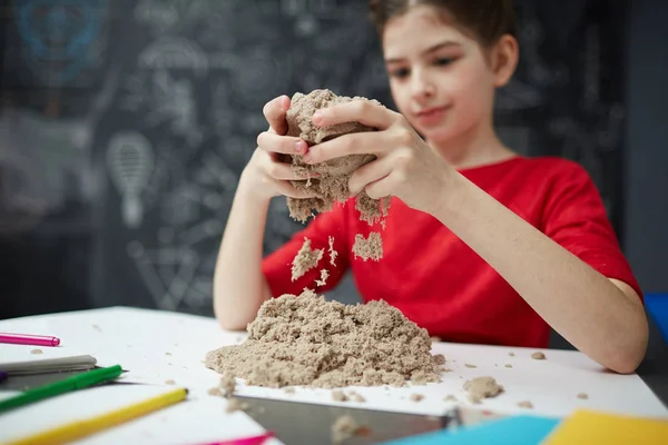 Retrato Niña Jugando Con Arena Cinética Durante Clase Arte Centro — Foto de Stock