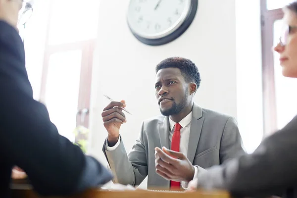 Joven Especialista Hablando Mismo Los Empleadores Entrevista — Foto de Stock