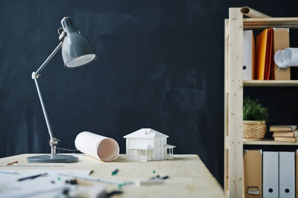 Bakgrunden Skott Designers Arbetsplats Med Husmodell Skrivbord Metall Lampa Ritningar — Stockfoto