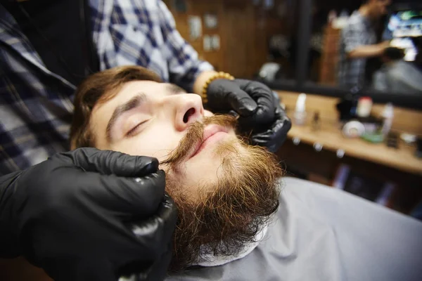 Barbier Prenant Soin Barbe Moustache Client — Photo