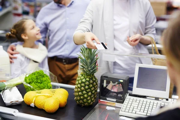 スーパー マーケットのレジでレジにプラスチック製のカードを与える現代の顧客 — ストック写真