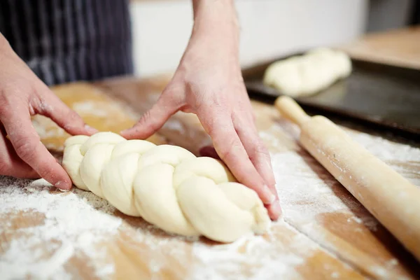 Pastelaria Chef Fazendo Pão Massa — Fotografia de Stock