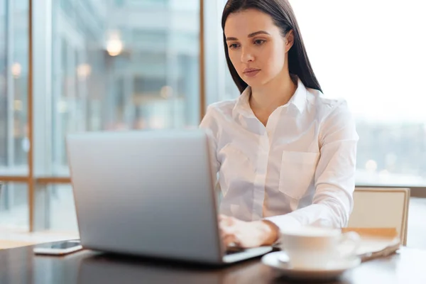 Étudiant Femme Affaires Concentrant Sur Réseau — Photo