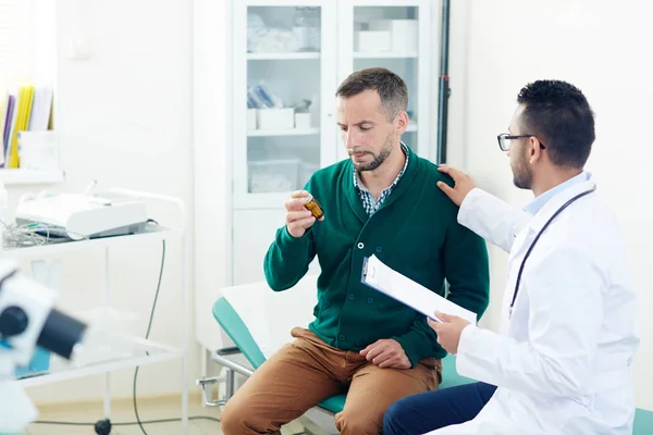 Terapeuta Profissional Outro Clínico Conversando Com Paciente Com Frasco Pílula — Fotografia de Stock