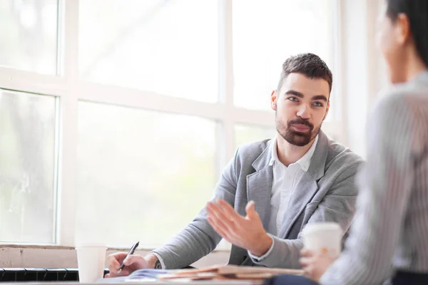 Incontro Formale Ufficio Spazioso Bel Giovane Imprenditore Che Discute Condizioni — Foto Stock