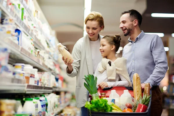 Retrato Compras Familiares Felizes Supermercado Escolha Leite Departamento Laticínios Com — Fotografia de Stock