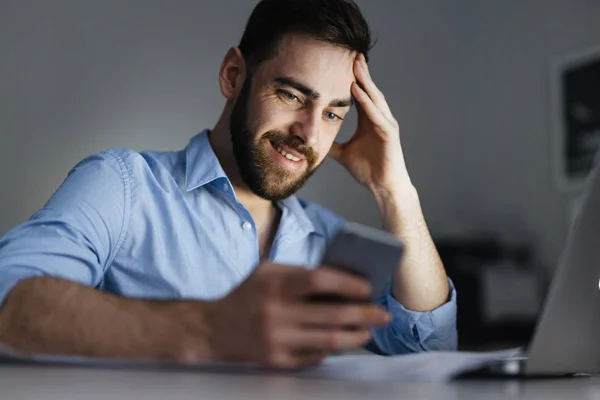Gelukkig Zakenman Lezen Sms Smartphone Tijdens Late Werk — Stockfoto