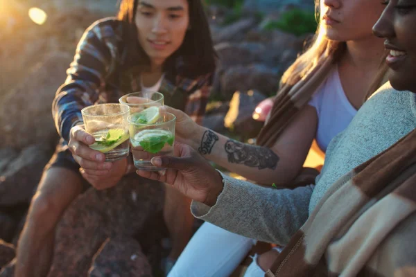 Duas Meninas Cara Brindar Com Copos Cocktail Refrescante — Fotografia de Stock