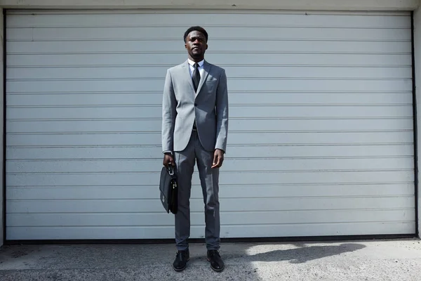 Hombre Negocios Afroamericano Pie Junto Puerta Del Garaje — Foto de Stock