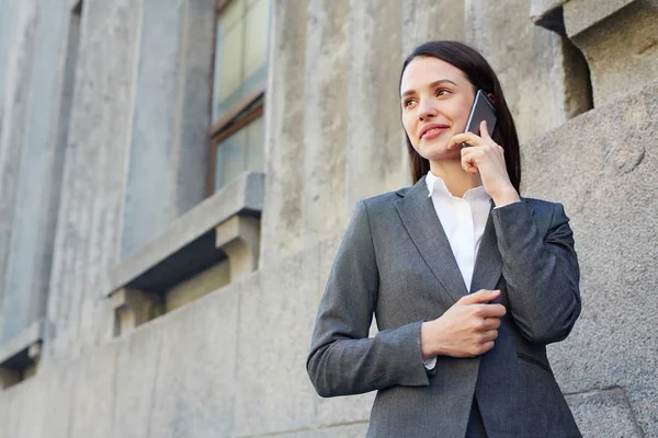 Unga Ombud Talar Smartphone Utomhus — Stockfoto