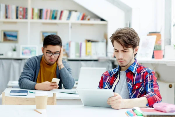 Deux Gars Avec Des Gadgets Réseau Par Des Bureaux — Photo