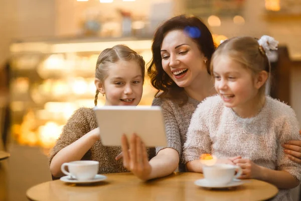 Lachende Frau Und Ihre Töchter Die Den Touchscreen Schauen — Stockfoto