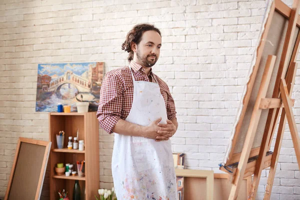 Ritratto Artista Orgoglioso Guardando Suo Dipinto Finito Laboratorio Sorridente — Foto Stock