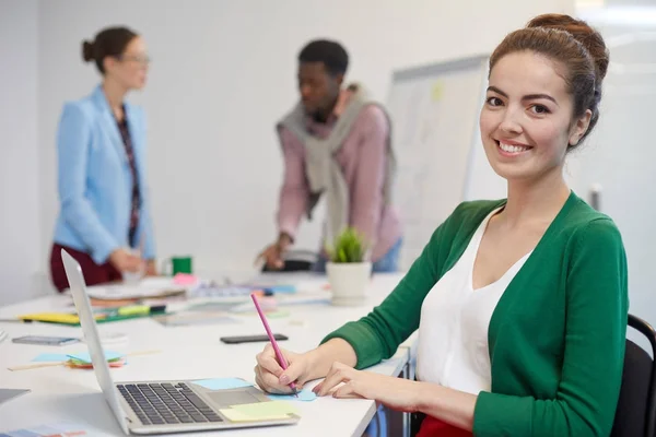 Busineswoman Att Göra Påminnelser Notepapers — Stockfoto