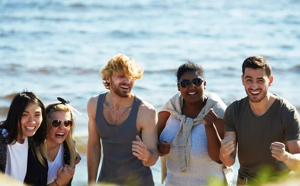 Радісні Друзі Насолоджуються Компанією Один Одного Під Час Вечірки Пляжі — стокове фото