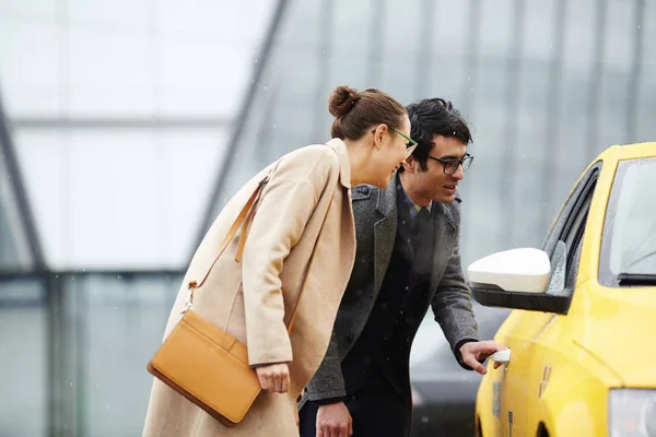 Young Workers Catching Taxi Cab Snowfall — Stock Photo, Image