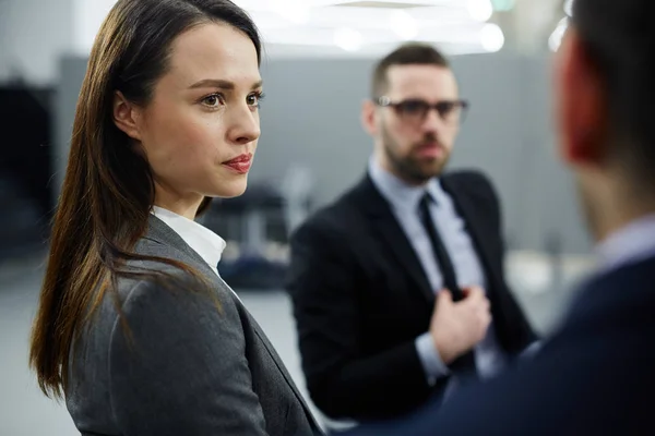 Businesswoman Listening One Colleagues Discussion — Stock Photo, Image