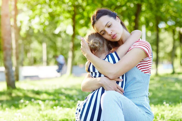 Junge Mutter Tröstet Ihre Verärgerte Tochter Bei Freizeit Park — Stockfoto