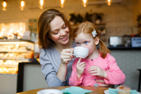 Ruhige Frau Gibt Ihrer Tochter Trinken — Stockfoto