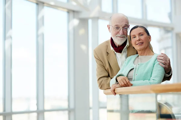 Счастливые Зрелые Супруги Отеле — стоковое фото