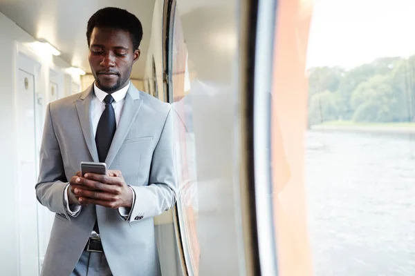 Rico Hombre Negocios Con Mensajería Teléfonos Inteligentes Durante Viaje Barco —  Fotos de Stock