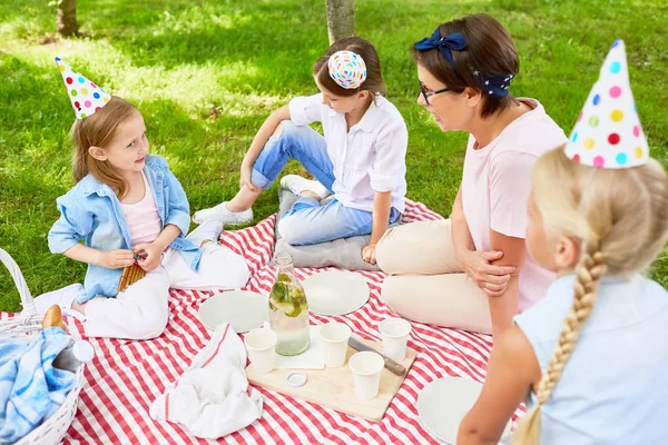 Dziewczyny Urodziny Czapki Ich Matka Lub Nauczyciel Mówi Urodzinowy Piknik — Zdjęcie stockowe