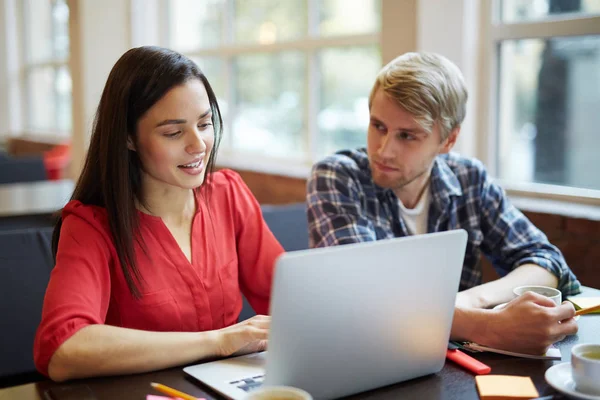 Vacker Student Arbetar Nätet Med Hennes Groupmate Nära — Stockfoto