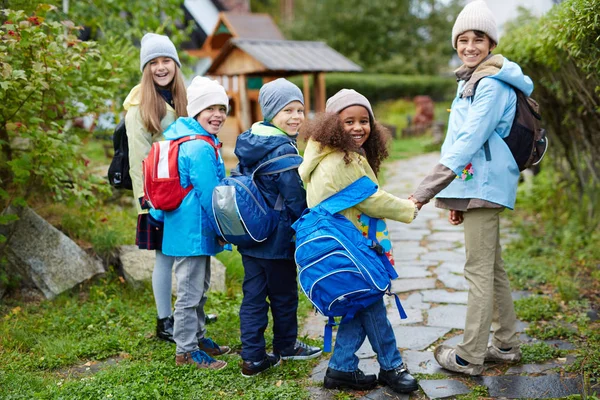 Groupe Enfants Heureux Allant École Jour Ensoleillé Automne Tenant Main — Photo