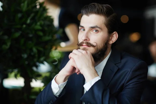 Empreendedor Sério Elegante Com Bigode Encaracolado Olhando Para Câmera — Fotografia de Stock