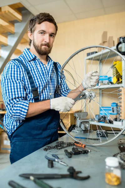 Portret van bebaarde monteur op het werk — Stockfoto