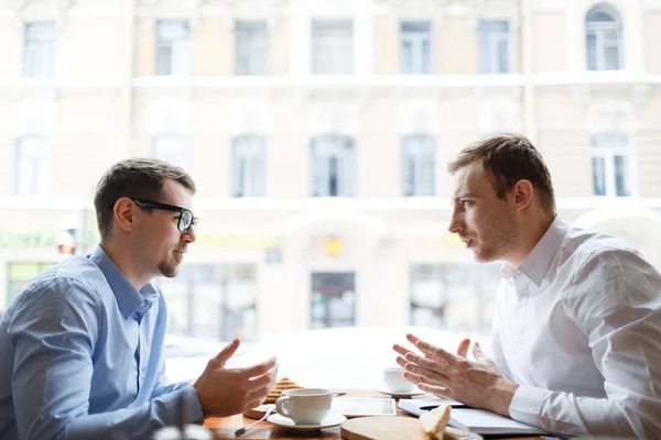 Jovens Analistas Conversando Almoço Negócios Café — Fotografia de Stock