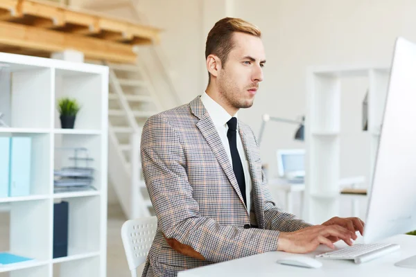 Jungunternehmer Tippt Beim Blick Auf Computermonitor Arbeitsplatz — Stockfoto