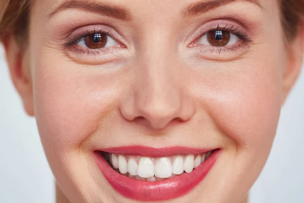 Primer Plano Joven Mujer Bonita Con Ojos Marrones Sonrisa Encantadora —  Fotos de Stock