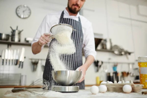 Baker Peneirando Farinha Para Massa Através Bolter — Fotografia de Stock