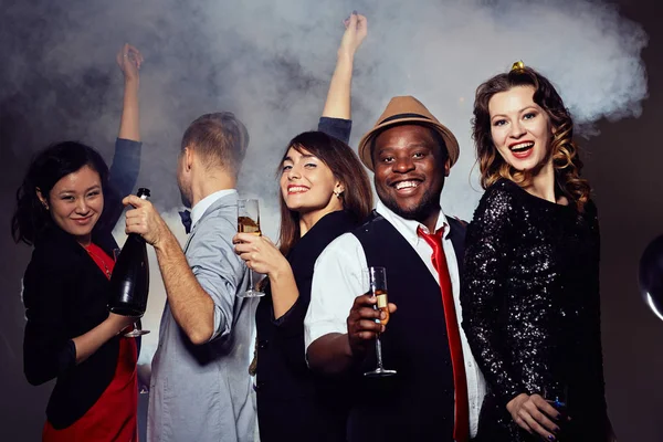 Энергичные Юные Друзья Стильной Одежде Танцуют Пьют Шампанское Ночном Клубе — стоковое фото