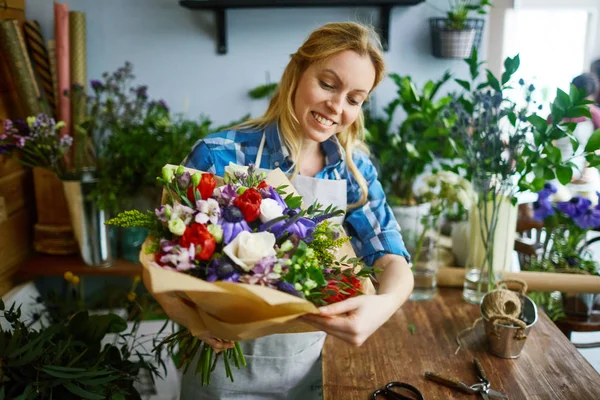 Happy Florist Beautiful Bouquet — Stock Photo, Image