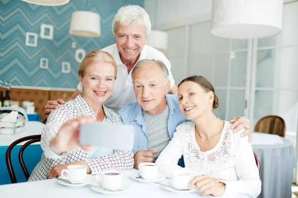 Sonriendo Seniors Amigos Haciendo Selfie Durante Reunión Café —  Fotos de Stock