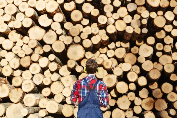 Arrière Homme Dans Les Écouteurs Debout Devant Pile Bûches — Photo