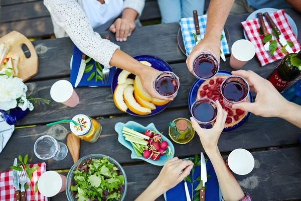 Mãos Humanas Com Copos Vinho Tinto Batendo Lhes Sobre Mesa — Fotografia de Stock